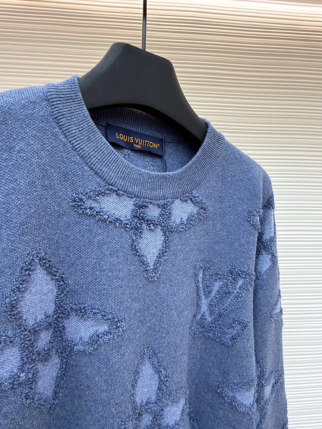 LOUIS VUITTON three-dimensional concave and convex blue flower four-leaf clover round neck sweatshirt ●Original version: purchased and developed for 12800 ●Item number: 1680927-B80 ●Fabric: knitted fabric ●Technology: jacquard production ●Version: fitted version ●Weight: about 610 grams ●Size: XS-S-M-L ●Description: Alphabet flower three-dimensional jacquard knitting, an absolute hot item! A great tool for fashionable men's and women's street photography, this blue color is really beautiful, refreshing and fashionable, and showing off your temperament. It is made from carefully selected 100% wool yarn supplied by customers. This wool has a particularly good feel. It feels soft and solid. It has elastic and pressure-resistant effect and is not easy to shrink. Big V classic jacquard logo design, the jacquard has been processed with raw edges to present a three-dimensional concave and convex effect. This graphic cotton circle has a unique jacquard signature theme. Crafted in shades of blue, it features oversized tonal Monogram Flowers all over and the V signature on the chest, outlined with a knit for a textured 3D effect. The perfect partner for or, it also matches and complements your overall look. The overall wiring is straight and delicate, the fabric is comfortable and soft, and the color is consistent without color difference. It can be matched with the same style to create a fashionable look and control various occasions. Customized accessories, complete with three standards, same style for men and women!